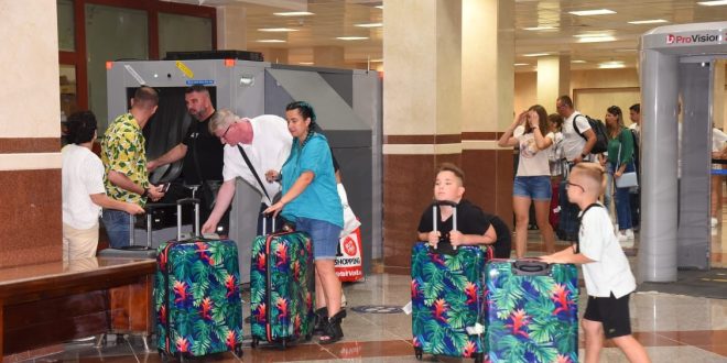 67 رحلة طيران شارتر تصل مطار مرسى مطروح تقل 10آلاف و816 سائحا معظمهم طليان