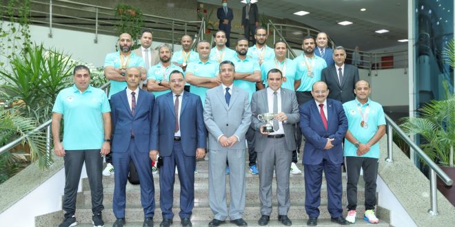فاروق يكرم فريق البريد للمصارعة بعد حصوله على بطولة العظماء الخمسة الدولية
