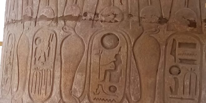 استئناف أعمال ترميم أعمدة صالة الأعمدة الكبري بمعابد الكرنك