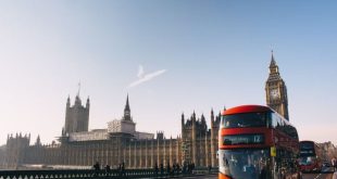 لندن تخطط لفرض ضريبة جديدة على السياح عند استخدامهم وسائل النقل العام