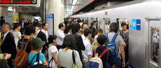 زحام شديد في محطات القطار والمطارات والطرق السريعة باليابان