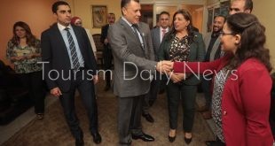 جولة لوزير السياحة داخل الوزارة للتعرف على العاملين بالقطاعات المختلفة بها