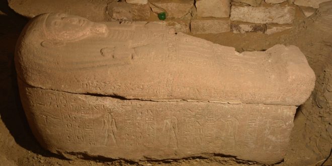 الكشف عن تابوت جرانيت وردي لأحد كبار رجال الدولة بعهد رمسيس الثاني بسقارة