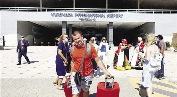 72 رحلة طيران تصل الغردقة ومرسى علم على متنها قرابة 11 ألف سائح .. اليوم