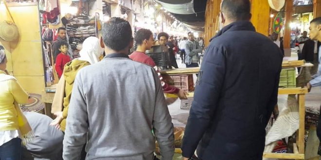 المحليات تشن حملة على السوق السياحي بأسوان .. تحرير 7محاضر ومصادرة 12 شيشة