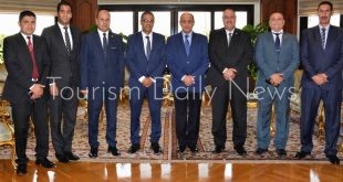 وزير الطيران المدني يلتقي أعضاء اللجنة النقابية للعاملين بالوزارة