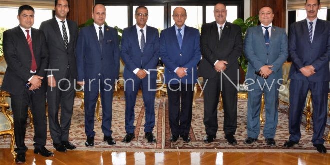 وزير الطيران المدني يلتقي أعضاء اللجنة النقابية للعاملين بالوزارة