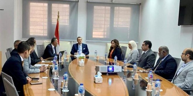 غنيم يعرض الوضع المالى وموازنة المتحف القومي للحضارة على وزير السياحة