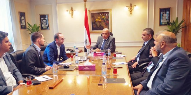 وزير قطاع الأعمال العام يتابع موقف مشروع إنتاج السيارة الكهربائية