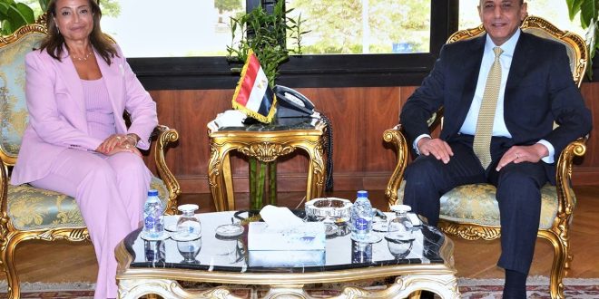 عباس يبحث التعاون مع مفوضة الطاقة والبنية التحتية بالاتحاد الإفريقي