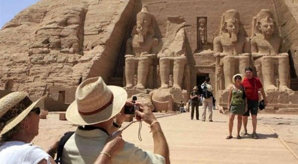 نائب بالشيوخ يطالب بإطلاق حملة لتحسين ثقافة المجتمع في التعامل مع السياح