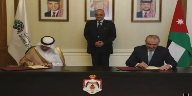 الخصاونة يوقع اتفاقيتين لدعم أمن الغذاء وقطاع السياحة بـ 210 ملايين دولار