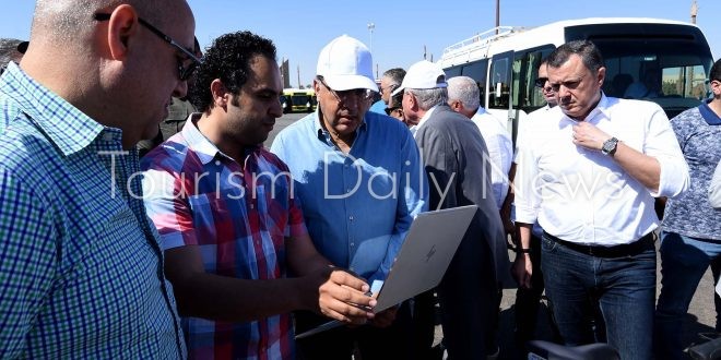 رئيس الوزراء يتفقد نقطة تجمع الأتوبيسات الكهربائية استعدادا لقمة شرم الشيخ