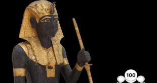 تمثال حارس توت عنخ آمون يحمل صولجانا في يده اليمنى وعصا ورق بردي باليسرى