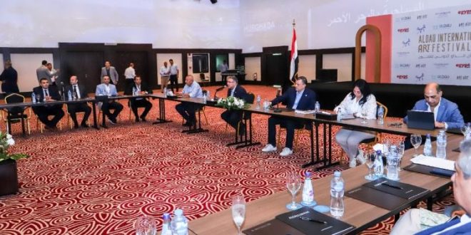 وزير السياحة يعقدان اجتماعاً مع مستثمري السياحة بمحافظة البحر الأحمر