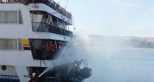 اندلاع حريق ضخم في باخرة سياحية بمرسى مجاورة لنادي التجديف بكورنيش أسوان