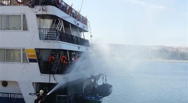 اندلاع حريق ضخم في باخرة سياحية بمرسى مجاورة لنادي التجديف بكورنيش أسوان