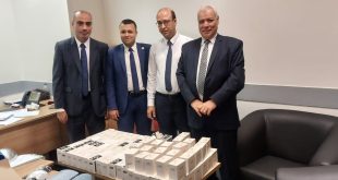 سلطات جمارك مطار القاهرة تحبط محاولة راكبة أجنبية تهريب أجهزة التجميل