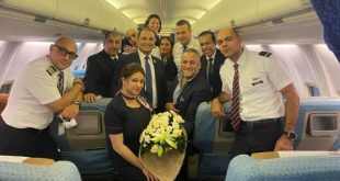 مصر للطيران تستقبل بالورود طبيباً أنقذ حياة طفل