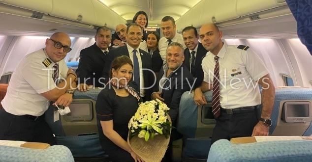 مصر للطيران تستقبل بالورود طبيباً أنقذ حياة طفل