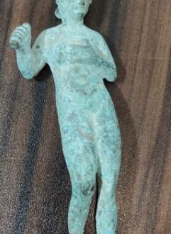 ضبط تمثال لأفروديت و 1753 قطعة أثرية بميناء نويبع البحري