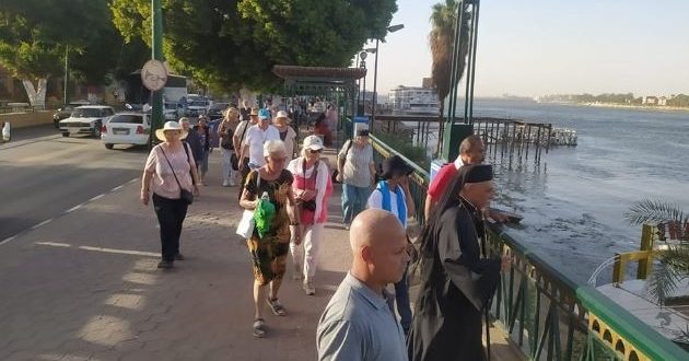 الالمان فى أسيوط .. وفود سباحية تزور دير المحرق بالقوصية