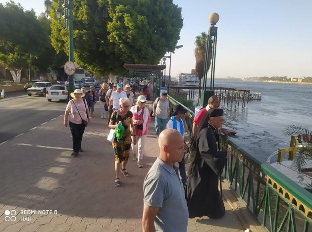 الالمان فى أسيوط .. وفود سباحية تزور دير المحرق بالقوصية