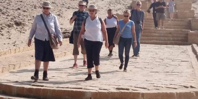 آثار بني حسن بأبوقرقاص تستقبل وفداً سياحياً من دولتى ألمانيا وإنجلترا