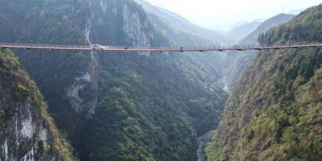 تشونغتشينغ تبنى جسراً وخط تلفريك على ارتفاع 300 متر لحل مشكلة النقل