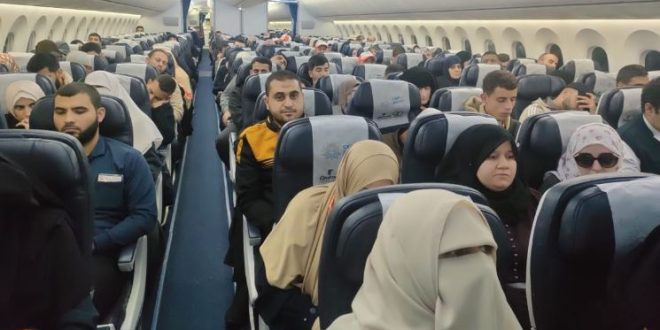 مصر للطيران تبدأ تشغيل جسر جوي لنقل 5000 معتمر فلسطيني 