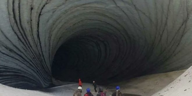 مصرع سائح برازيلي بعد سقوط لوح جليدي فوق رأسه في أحد الكهوف بجزيرة أوشوايا