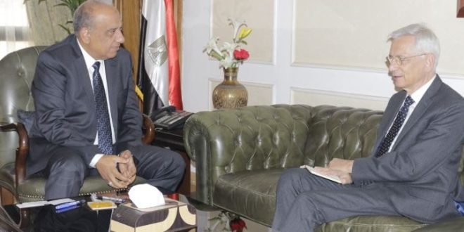 وزير قطاع الأعمال يعرض على سفير فرنسا الفرص الاستثمارية في مصر