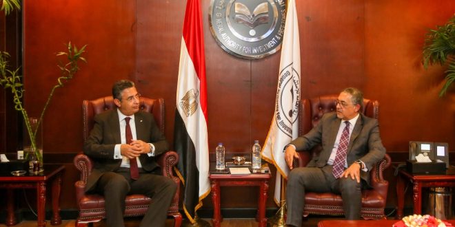 رئيس هيئة الاستثمار يبحث مع الهيئة القومية للبريد أوجه التعاون المشترك
