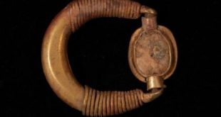 الكشف عن مجموعة من الحلى الذهبي بتل العمارنة بالمنيا