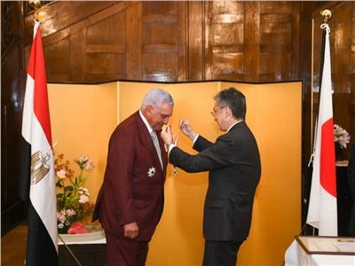 زاهي حواس يتسلم وسام الشمس المشرقة من اليابان