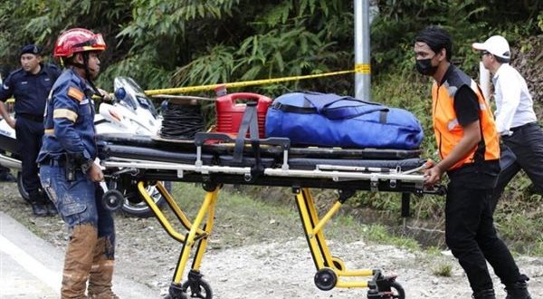 انتشال جثتين جديدتين من ضحايا الانهيار الأرضي ماليزيا وارتفاع حصيلة القتلي