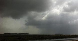 تكاثر السحب المنخفضة على السواحل الشمالية الغربية وأمطار على مناطق متفرقة