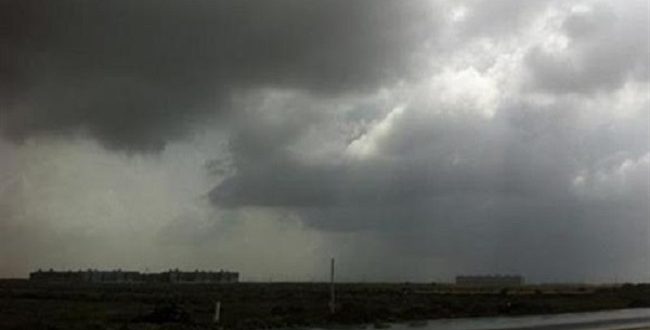 تكاثر السحب المنخفضة على السواحل الشمالية الغربية وأمطار على مناطق متفرقة