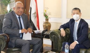 وزير قطاع الأعمال يعرض على السفير الصيني بالقاهرة الفرص الاستثمارية