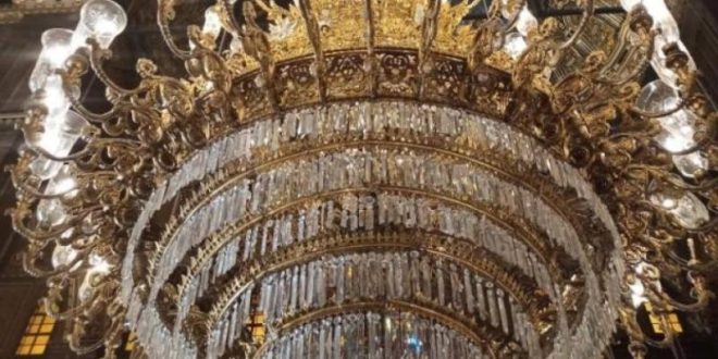 الانتهاء من ترميم أكبر نجفة بمسجد محمد علي