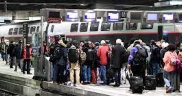 اضطرابات في حركة السفر الأوروبية .. فرنسا تستعد لاضرابات بالسكة الحديد