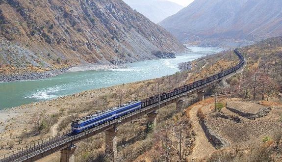 خط سكة حديد يربط مدينتي تشنغدو وكونمينغ بجنوب غربي الصين