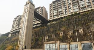 مصعد كهربائي خارق ينقل السكان من الشارع إلى عمارة سمنية فوق الجبل