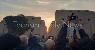 أكثر من ألف سائح مصري وأجنبي يشهدون ظاهرة شروق الشمس على معابد الكرنك