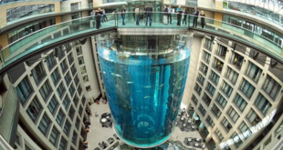 انفجار حوض أسماك ضخم في أحد الفنادق وسط العاصمة الألمانية برلين