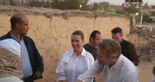 رئيسة وزراء الدنمارك تقضى الشتاء في الأقصر وتزور معابد الكرنك