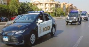 شرطة السياحة بوزارة الداخلية توزع الورود على السائحين بمناسبة عيد الشرطة