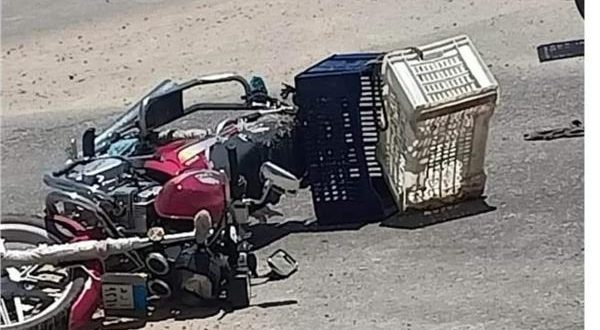 مصرع عامل ديليفري في حادث تصادم سيارة ودراجة نارية