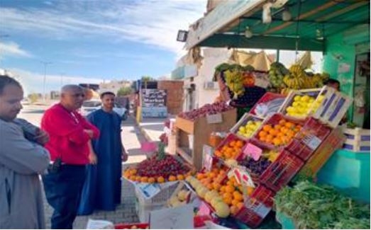 رئيس مدينة مرسى علم في جولة للمرور علي منافذ بيع الخضروات والفواكه بشارع 68