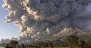 السلطات الإندونيسية تحذر من تعطيل حركة الطيران بعد ثوران بركان سومطرة